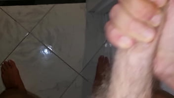 Figliastro guardone spia la in doccia e si sega cazzo duro e bagnato per la moglie del cornuto - mamma in doccia
