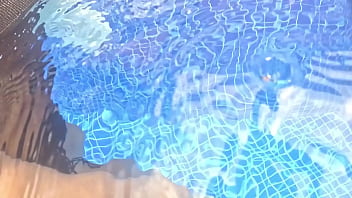 Encuentro una desconocida de culo enorme masturbandose en la piscina y le cambio su dildo de plastico por una verga de verdad