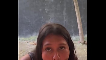 India culona de rostro hermoso chupa verga y traga semen con una sonrisa mientras su esposo esta en el trabajo