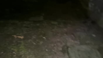 Esibizionista cerca una guardona pubblica nel parco e gemiti - sega in pubblico e passeggiata senza slip con il cazzo in