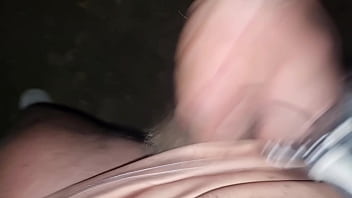 Esibizionista cerca una guardona pubblica nel parco e gemiti - sega in pubblico e passeggiata senza slip con il cazzo in