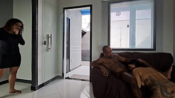 Fui surpreendida vendo meu amigo comer a rabuda gostosa deixando ela com as pernas bambas de tanto fuder seu cu