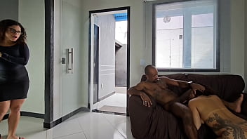 Fui surpreendida vendo meu amigo comer a rabuda gostosa deixando ela com as pernas bambas de tanto fuder seu cu