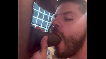 Fazendo essa pau delicioso crescer na minha boca vem me ver se deliciando até o final com com essa mamada gostosa nele n