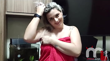 Casada gostosa chama os amigos do corno e fode com eles na cama do casal corno nao aguenta e goza junto
