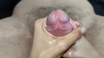 Le hago un rico masaje a mi novio en su gran verga hasta correrse