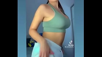 Tik toker tetona y culona le gusta mostrar todos lo que tiene mira sus ojos de placer