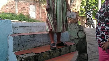 Evangelica pasa predicando la palabra y termina teniendo sexo lesbico en la calle con su vecina