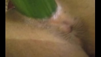 Me masturbo con un pepino