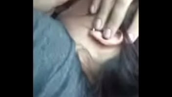 Chica de huamux chupandosela a su novio en su coche en el centro