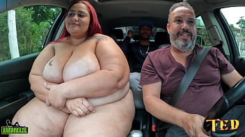 Uma mulher gigante é o sonho dos dotados pelada no carro