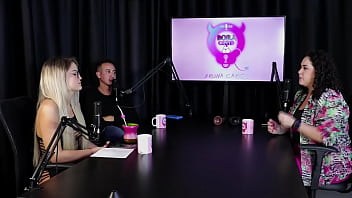 Falou um pouco sobre a terapia sexual e que "proíbe" a penetração e a mulher é colocada na reprodução - marina karam sexóloga sheer red