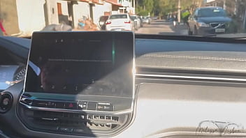 Dando um role de carro encontrei um gringo perdido no rio de janeiro dei uma ajuda e a minha buceta para ele foder muito e o safado gozou dentro
