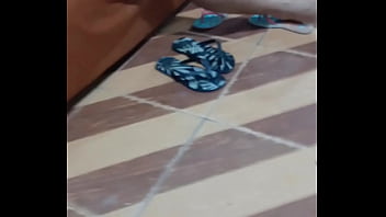 Chupei o pau do cara que está fazendo uns bicos aqui em casa fiquei com tesão mas lembrei que tô sem camisinha