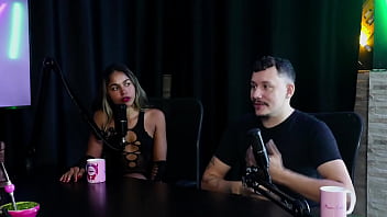 Morena tem os peitos e a buceta chupada depois de falar que o cliente nunca sentiu prazer transando então realiza seus fetiches de cuspe gostou de fazer uma menage feminina - casal kaliente