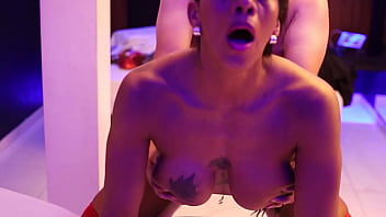 Mujer negra fitness monta a su chocolate blanco y termina toda bañada en leche en la cara y las tetas