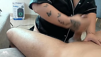 Pongo una camara escondida para grabar mientras le hago un rico masaje en la polla a mi hijastro - parte 2