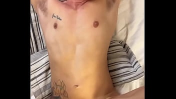 Acabei de meter a piroca nesse boy aqui de copa depois ele meteu em mim um troca-troca interracial quero mais sexo