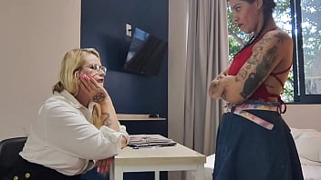 Professora da castigo para aluna rebelde se -e taradinha colocando a caneta no seu cuzinho a submissa adorou veja no fechado