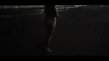Gostosa andando peladinha na praia levei p pedras e fodi até gozar dentro veja completo no sheer