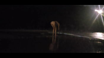 Gostosa andando peladinha na praia levei p pedras e fodi até gozar dentro veja completo no sheer