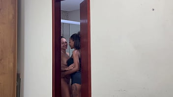 As aventuras do casal demos carona para uma desconhecida que conhecemos na praia e o destino foi nossa casa bruninha surfistinha