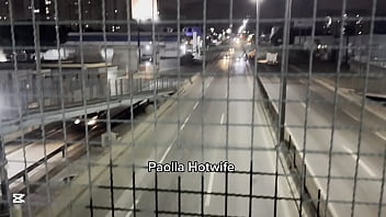 Na passarela em plena br 153 a casada fudendo sem parar e fazendo alegria do motoristas que passam e curtem um sexo na rua com paolla hotwife é assim que funciona