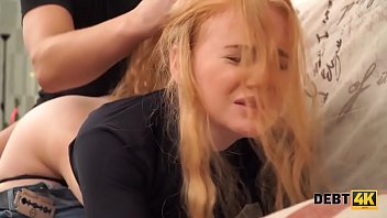 Debt4k une poupée jeune fille remarquable a des relations sexuelles passionnées avec un collecteur de prêts