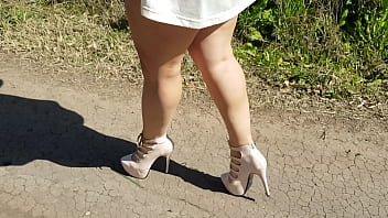 Mimujercita high heel en el campo