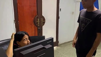 El maestro personalizado termina clavando su verga en mi coño fuertemente para aprobar el curso