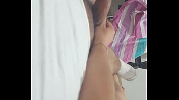 Así me gusta manosear una verga rica joven amateur masturba a su vecino cuando no hay nadie en casa