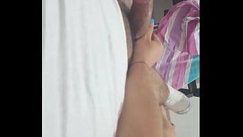 Así me gusta manosear una verga rica joven amateur masturba a su vecino cuando no hay nadie en casa