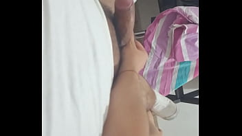 Así me gusta manosear una verga rica joven amateur masturba a su vecino cuando no hay nadie en casa