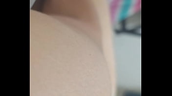 Así me gusta manosear una verga rica joven amateur masturba a su vecino cuando no hay nadie en casa