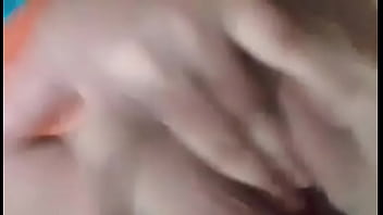 A mi esposa electra de 20 años le encanta tocar su vagina y yo solo la escucho gemir bien delicioso