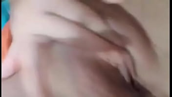 A mi esposa electra de 20 años le encanta tocar su vagina y yo solo la escucho gemir bien delicioso