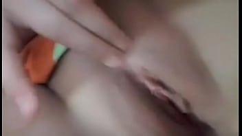 A mi esposa electra de 20 años le encanta tocar su vagina y yo solo la escucho gemir bien delicioso