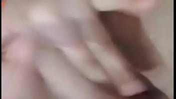 A mi esposa electra de 20 años le encanta tocar su vagina y yo solo la escucho gemir bien delicioso