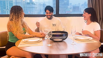 Desafiei minhas amigas em um jogo onde o prêmio era sexo a tres la no meu apertamento - collab bruninha a surfista e stellar