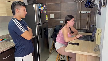 Una rica follada por el culo a mi pequeña hermanastra mientras hago un examen virtual de la escuela h l