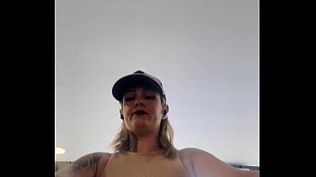 Fui treina na academia na times square o bico do meu peito estavam durinho e estava escorrendo suor na minha buceta os gringos passava e olhava e colocava a mão no pau duro deles