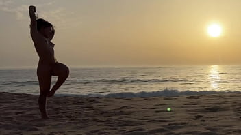 Damiana brasileira safada pela europa - ensaio pelada na praia e boquete na canoa de portugal ep2