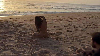 Damiana brasileira safada pela europa - ensaio pelada na praia e boquete na canoa de portugal ep2