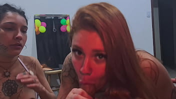 Minha vizinha casada chamou o marido dela pra receber um boquete duplo e ele gozou na nossa boca