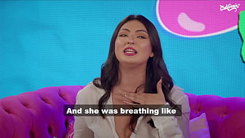 Clara and wine in a hot game where they play and suck each other