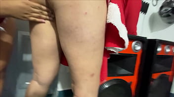 Encuentro a mi madrastra sacudiendo el culo en la sala y terminamos teniendo sexo lesbico en la noche de navidad con juguetes hasta el orgasmo