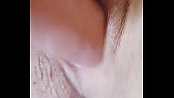 Veo a mi cuñada masturbándose con un consolador muy grueso teniendo varios orgasmos y con el coño hinchado y agarro su dildo y me lo meto tambien en mi coño