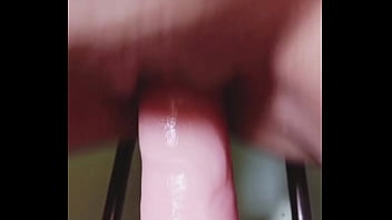 Veo a mi cuñada masturbándose con un consolador muy grueso teniendo varios orgasmos y con el coño hinchado y agarro su dildo y me lo meto tambien en mi coño