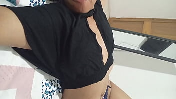 Hijastra esperando al padrastro en su cama ya lista para follarlo esta muy caliente y se toca con sus dedos su coño apretado y lo escupe para exitarse muy rico