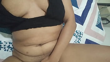 Hijastra esperando al padrastro en su cama ya lista para follarlo esta muy caliente y se toca con sus dedos su coño apretado y lo escupe para exitarse muy rico